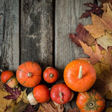Sonbahar dekore edilmiş ahşap masa. en üstteki görünüm