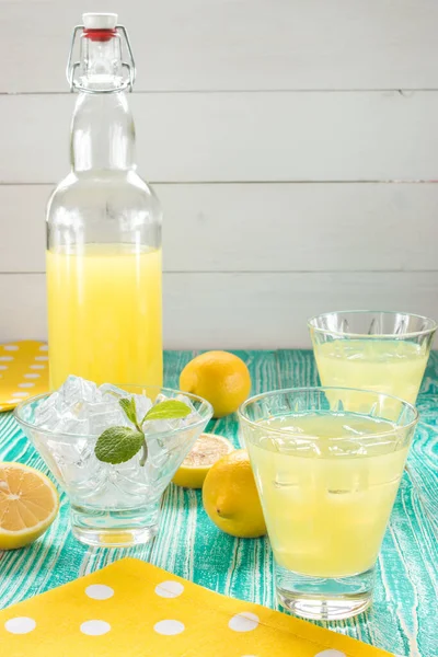 Limonata ya da limoncello şişede, drin.