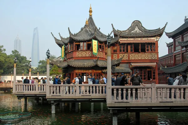 시가지 Huxinting Teahouse Old Town Shanghai 사람들은 지그재그 다리를 건넌다 — 스톡 사진