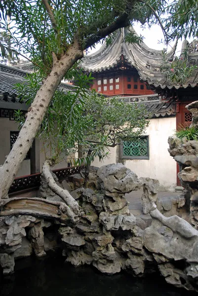 余元花园 中国上海 余元是中国传统的园林 位于上海古城 它有许多大厅 亭子和桥 坐落在池塘 树木和岩石之间 — 图库照片