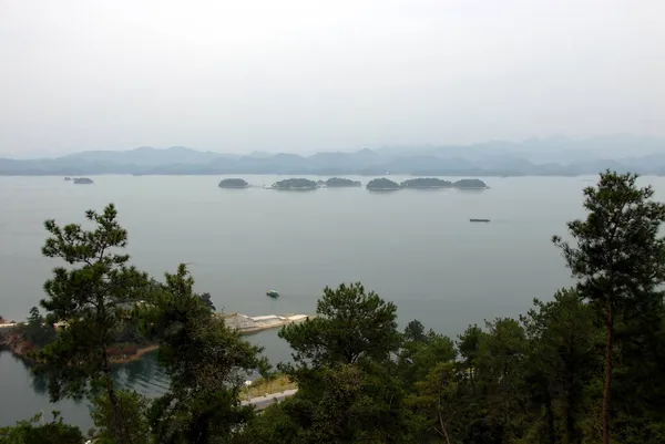 Qiandao Zhejiang Eyaleti Çin Önplanda Orman Bulunan Göl Adaların Manzarası — Stok fotoğraf