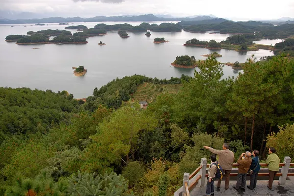 Qiandao Zhejiang Eyaleti Çin Göl Adalara Bakan Turistler Qiandao Thousand — Stok fotoğraf