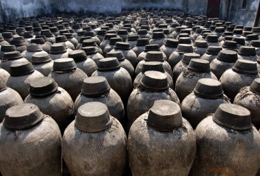 Wuzhen Su Kasabası, Zhejiang Eyaleti, Çin. Pirinç şarabı mayalamak için kullanılan kavanozlar. Bu Wuzhen 'de üretilen geleneksel bir alkollü içecek..