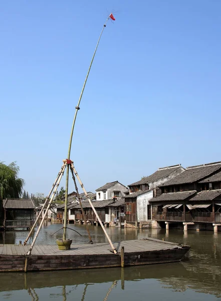 Wuzhen Water Town Επαρχία Zhejiang Κίνα Ένας Πόλος Μπαμπού Που — Φωτογραφία Αρχείου