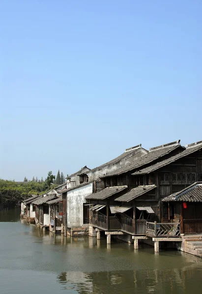 Wuzhen Vízváros Zhejiang Tartomány Kína Hagyományos Faházak Egy Csatorna Mellett — Stock Fotó