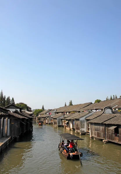 Wuzhen Water Town Provincia Zhejiang China Pequeño Barco Que Transporta — Foto de Stock