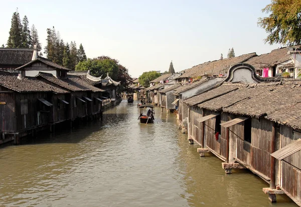 Wuzhen Water Town Provincie Zhejiang China Een Kleine Boot Met — Stockfoto