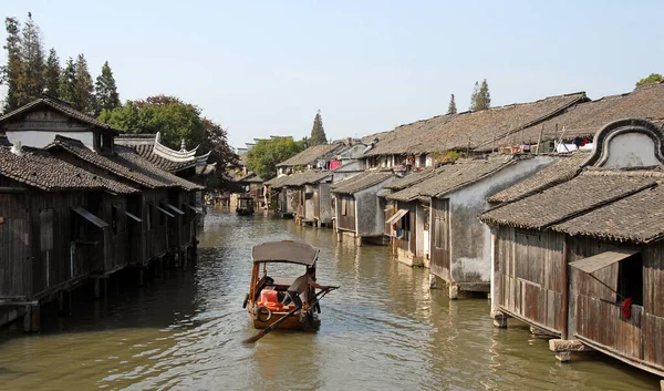 Wuzhen Water Town Província Zhejiang China Pequeno Barco Transportando Turistas — Fotografia de Stock