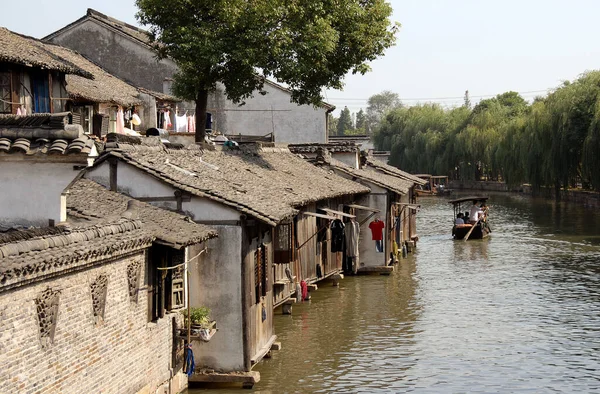 Wuzhen Kasabası Zhejiang Eyaleti Çin Turist Taşıyan Küçük Bir Tekne — Stok fotoğraf