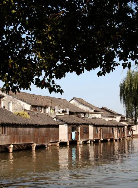 Wuzhen Vízváros Zhejiang Tartomány Kína Hagyományos Faházak Egy Csatorna Mellett — Stock Fotó