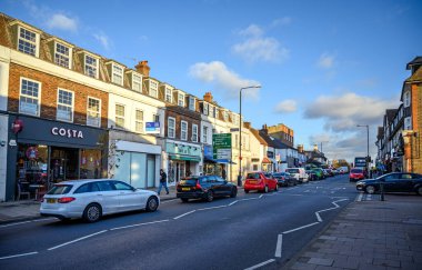 West Wickham, Kent, UK: West Wickham High Street 'teki arabalar Swan kavşağına doğru kuyruk oluşturuyorlar. Batı Wickham, Londra 'nın Bromley ilçesinde..