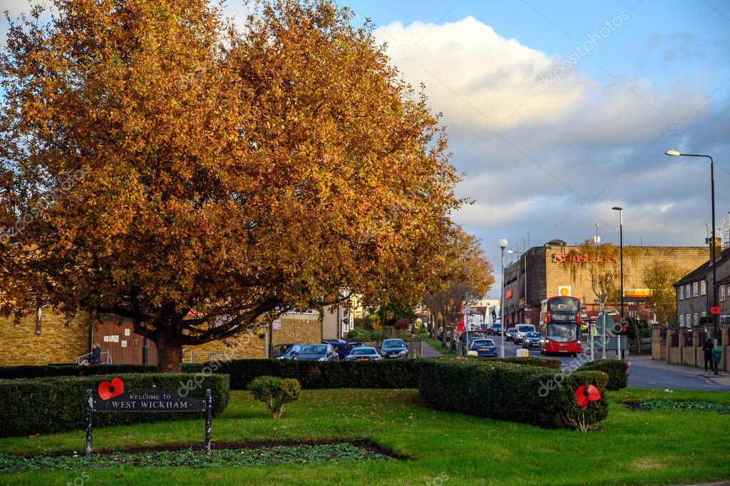 West Wickham, Kent, Reino Unido La rotonda con un cartel de la ciudad