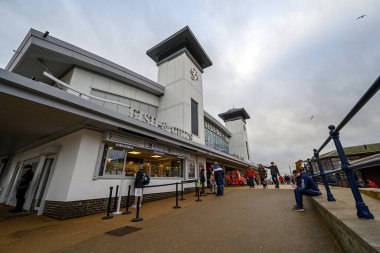 Felixstowe, Suffolk, Birleşik Krallık: Felixstowe rıhtımının girişi ve merdivenleri. Rıhtım turistler arasında eğlence atölyesi olarak çok popüler..
