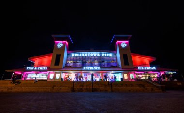Felixstowe, Suffolk, UK: Geceleri Felixstowe rıhtımının girişi kırmızı ışıklarla aydınlatılır.