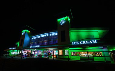 Felixstowe, Suffolk, UK: Geceleri Felixstowe rıhtımının girişi yeşil ışıklarla aydınlatılır.