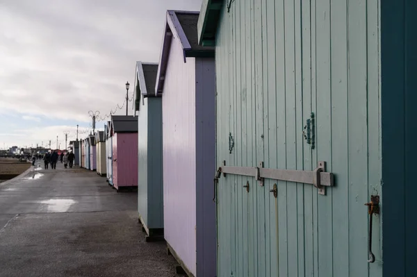 Strandhütten Entlang Der Strandpromenade Britischen Badeort Felixstowe Einem Trüben Wintertag — Stockfoto