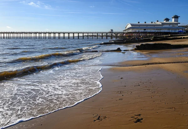 Felixstowe Suffolk Großbritannien Wellen Schlagen Gegen Den Sandstrand Englischen Badeort — Stockfoto