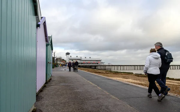 Felixstowe Suffolk Großbritannien Menschen Spazieren Einem Kalten Und Trüben Wintertag — Stockfoto