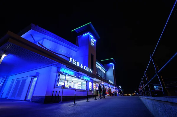 Felixstowe, Suffolk, UK: Geceleri Felixstowe rıhtımının girişi koyu mavi ışıklarla aydınlatılır.