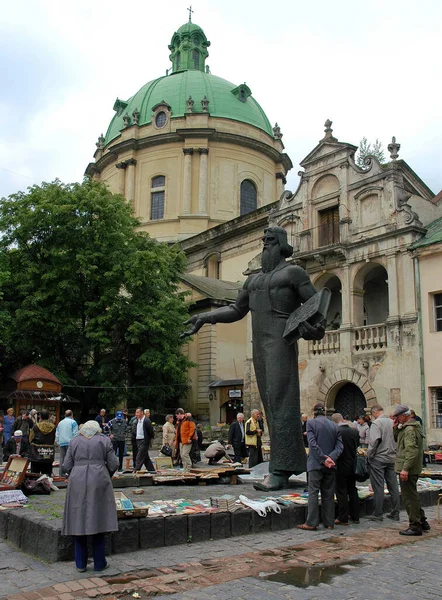 Lviv Ukraine Book Market Flea Market Muzeina Square Dominican Church — Foto de Stock