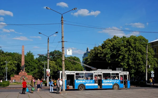 Chernivtsi Ukraine Soborna Square Chernivtsi Local Tram People Victory Memorial — Photo