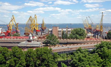 Odesa ya da Odessa, Ukrayna: Gemilerin yükleme ve boşaltma için vinçlerle dolu olan liman. Odesa, Odessa olarak da bilinir..