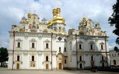 Kyiv veya Kiev, Ukrayna: Kyiv Pechersk Lavra veya Lavra Kompleksindeki Dormition Katedrali. Komplekse aynı zamanda Mağaralar Manastırı da denir. Kyiv, Kiev olarak da bilinir..