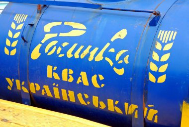 Kyiv veya Kiev, Ukrayna: Kyiv 'de yol kenarında Rosinka Ukrayna kvası (kvass) servis eden büyük bir tank. Kvas, alkolsüz veya düşük mayalanmış mısır gevreği bazlı bir içecektir. Kyiv, Kiev olarak da bilinir..