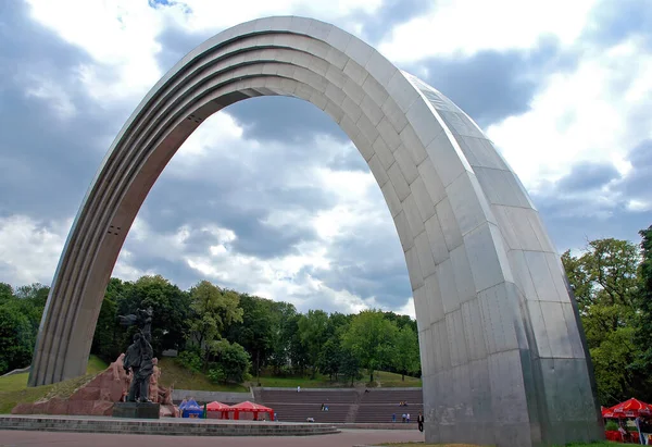 キエフまたはキエフ ウクライナ Khreschatyparkの人民友好アーチ アーチは ソ連の60周年とキエフの1500周年を記念しています キエフはキエフとも呼ばれる — ストック写真