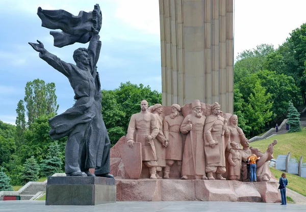 Kiew Oder Kiew Ukraine Statuen Fuße Des Bogens Der Volksfreundschaft — Stockfoto