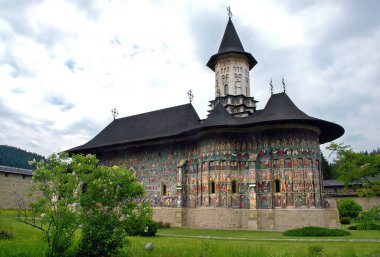 Sucevitsa Manastırı, Suceava İlçesi, Moldavya, Romanya: Moldavya 'nın ünlü boyalı kiliselerinden biri. Burası renkli ortaçağ freskleri olan Diriliş Kilisesi..