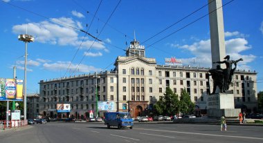 Chisinau veya Kishinev, Moldova: Chisinau şehir merkezindeki Constantin Negruzzi Bulvarı 'ndaki Chisinau Hotel. Nazi birliklerinden Chisinau 'nun Kurtarıcıları anıtı sağ ön planda..