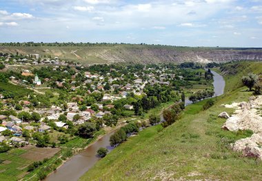 Moldova 'daki Orhei Ulusal Parkı' ndaki Trebujeni ve Raut Nehri manzarası. Kasaba, Old Orhei yakınlarındaki bir yamacın altında yer alıyor. Bu, Moldova 'daki ilk ulusal parktı..