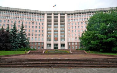 Chisinau veya Kishinev, Moldova: Moldova Cumhuriyeti Parlamentosu. Stefan cel Mare si Sfant Bulvarında Moldova bayrağı taşıyan parlamento binası Chisinau şehir merkezinde..