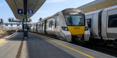 Londra Köprüsü tren istasyonu, Londra, İngiltere: Bir Thameslink treni Londra Köprüsü tren istasyonuna 5 numaralı perona ulaşır. Trenin hafif hareket bulanıklığı.