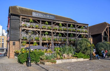 St Katharine Rıhtımı, Londra, İngiltere: The Dickens Inn at St Katharine Docks Marina in Wapping of London. Bu geleneksel barda bir sürü bitki, çiçek ve sepet var..