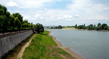 Tiraspol yakınlarındaki Bender, Transnistria, Moldova: Transnistria 'nın ikinci kenti Bender' daki Dinyester Nehri manzarası. Transnistria, Moldova 'nın tanınmamış bir ayrılıkçı bölgesi.