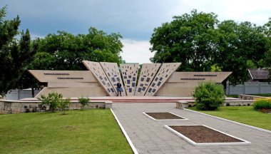 Tiraspol yakınlarındaki Bender, Transnistria, Moldova: Bender 'daki Askeri Zafer Anıtı. Anıt duvarda Sovyet-Afgan Savaşı ve Transnistria Savaşı 'nda hayatını kaybedenlerin isimleri yer alıyor..