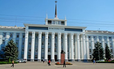 Tiraspol, Transnistria, Moldova: Tiraspol 'deki Dom Sovetov veya Sovyetler Meclisi veya Belediye Binası. Tiraspol, Moldova 'nın tanınmamış bir ayrılıkçı bölgesi olan Transnistria' nın başkentidir..