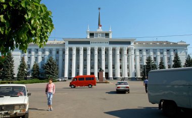 Tiraspol, Transnistria, Moldova: Tiraspol 'deki Dom Sovetov veya Sovyetler Meclisi veya Belediye Binası. Tiraspol, Moldova 'nın tanınmamış bir ayrılıkçı bölgesi olan Transnistria' nın başkentidir..