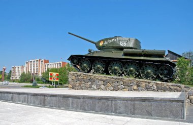 Tiraspol, Transnistria, Moldova: Arkasında Transnistria hükümet binası bulunan Tank Anıtı. Tiraspol, Moldova 'nın tanınmamış bir ayrılıkçı bölgesi olan Transnistria' nın başkentidir.