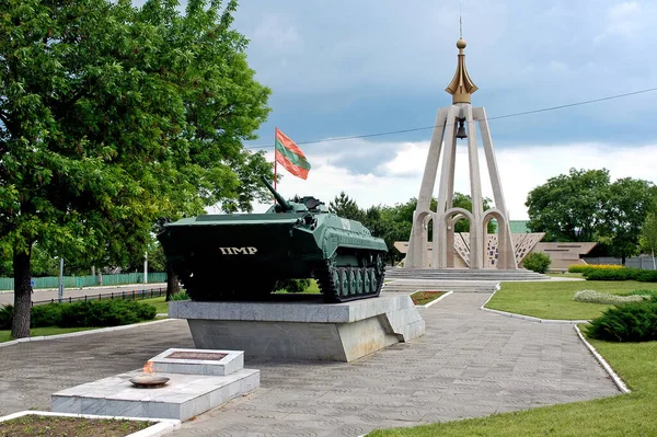 トランスニストリア モルドバ ベンダーの軍事栄光の記念碑でタンク記念碑 永遠の炎とトランスニストリアの旗で 鐘楼と背後の記念壁 — ストック写真
