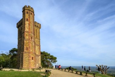 Leith Hill, Surrey, İngiltere: Leith Hill Kulesi Surrey Hills Olağanüstü Doğal Güzellik Bölgesi 'nin bir parçası olan Leith Hill' in zirvesinde. Surrey kırsalına bak.