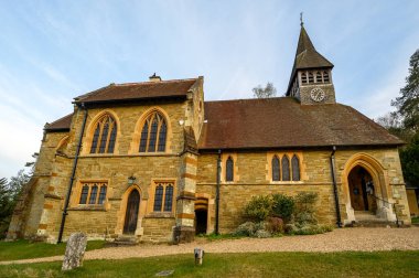 Holmbury St Mary yakınlarındaki Dorking, Surrey: Holmbury St Mary kasabasındaki Aziz Meryem Kilisesi. Önden görünüm.