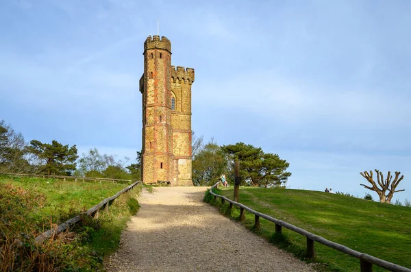 Leith Hill, Surrey, İngiltere: Leith Hill zirvesinde Yeşil Kum Yolu 'nun Leith Tepesi Kulesi' ne giden patikası. Olağanüstü Doğal Güzelliğin Surrey Hills Bölgesi 'nin bir parçası..