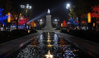 Xian, Shaanxi Eyaleti, Çin: Xian 'daki heykel ve çeşmeler, geceleri Büyük Tang Hanedanlığı' nın en parlak şehri. Xian 'ın bu aydınlanmış bölümü Tang Hanedanlığını kutluyor..
