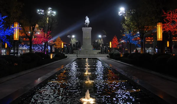 Xian, Shaanxi Eyaleti, Çin: Xian 'daki heykel ve çeşmeler, geceleri Büyük Tang Hanedanlığı' nın en parlak şehri. Xian 'ın bu aydınlanmış bölümü Tang Hanedanlığını kutluyor..