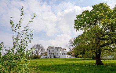 Dulwich Village, Londra, İngiltere: Belair Park, Dulwich Village, güney Londra 'da bir halk parkı. Belair Evi manzarası, Gürcistan 'da bir malikane şimdi bir restoran ve çimenli ve ağaçlı etkinlikler mekanı..