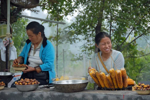 Zhangjiajie Ulusal Orman Parkı, Hunan Eyaleti, Çin: Zhangjiajie 'de yerel gıda satan iki kadın.