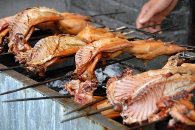 Fenghuang, Hunan Eyaleti, Çin: Fenghuang 'da bir barbeküde et pişirme. Geleneksel Çin sokak yemekleri. Sığ odak derinliği.